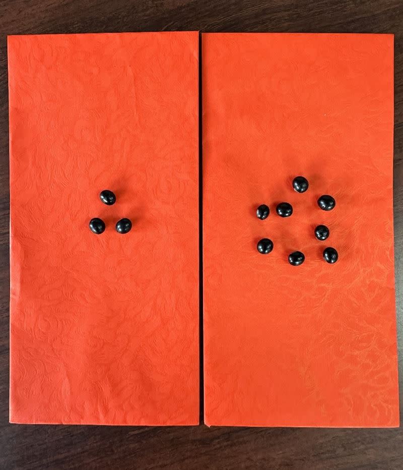 將黑豆數目3顆和8顆分別用紅包袋裝起來，放在左右口袋或一起放在錢包、包包內，可引動好運的「水」及「木」磁場元素。（圖／楊登嵙授權提供）