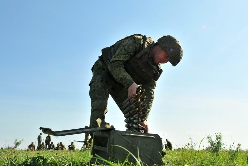 Russische Zivilisten beginnen ihr Training, nachdem sie für den Krieg in der Ukraine eingezogen wurden. - Copyright: picture alliance / AA | Arkady Budnitsky