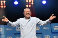 Nein, vor die Kamera tritt er nicht mehr. Aber ganz aus dem Geschäft zurückziehen, darauf hat Stefan Raab ebenfalls keine Lust. Der Entertainer, der 2015 seinen Rücktritt erklärte, zieht hinter den Kulissen als Produzent und Ideengeber immer noch die Strippen bei zahlreichen TV-Shows - und das längst nicht nur bei seinem einstigen Stammsender ProSieben ... (Bild: Hannes Magerstaedt/Getty Images for Bits & Pretzels)