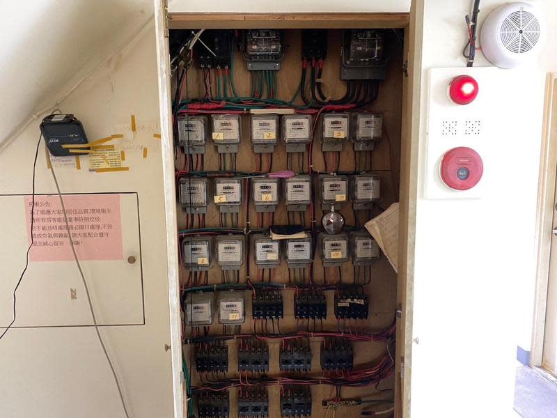 板橋大同街一處地下室10間違規使用出租套房，遭斷電停止使用處分。（新北工務局提供）