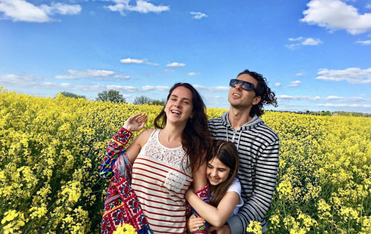 Florencia Ortiz, junto a su familia en España. Foto: Instagram/florortizoficial