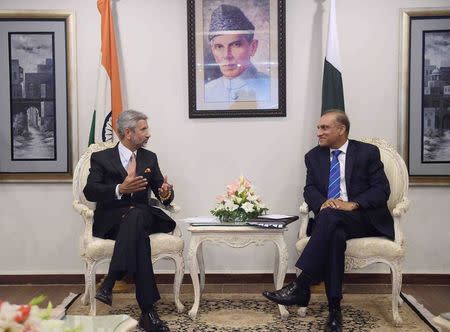 Pakistan's Foreign Secretary Aizaz Ahmad Chaudhry (R) holds talks with his Indian counterpart Subrahmanyan Jaishankar at the Foreign Ministry in Islamabad, March 3, 2015. REUTERS/Aamir Qureshi/Pool