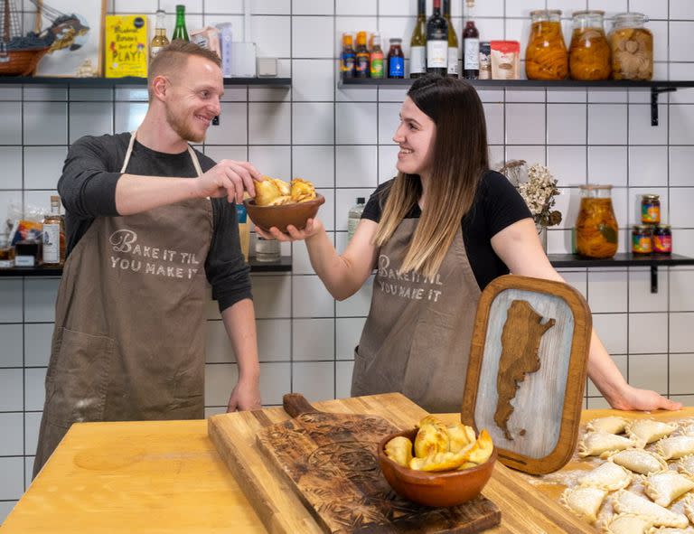 Steven y María Eugenia fabrican las empanadas de Bakeit.