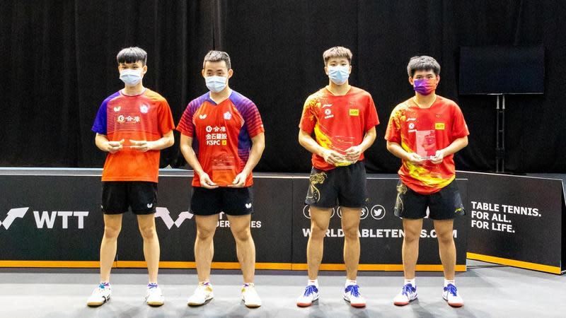 我國桌球男雙搭擋陳建安（左2）、馮翊新（左1），日前擊退中國組合在WTT布達佩斯站奪冠。（翻攝自WTT臉書）