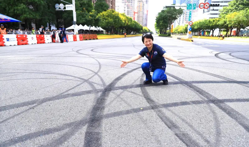 ▲台中市長盧秀燕市長指賽車燒胎紋是「城市的光榮印記」，將保留3天供車迷打卡朝聖。（圖／台中市政府提供，2024.09.29）