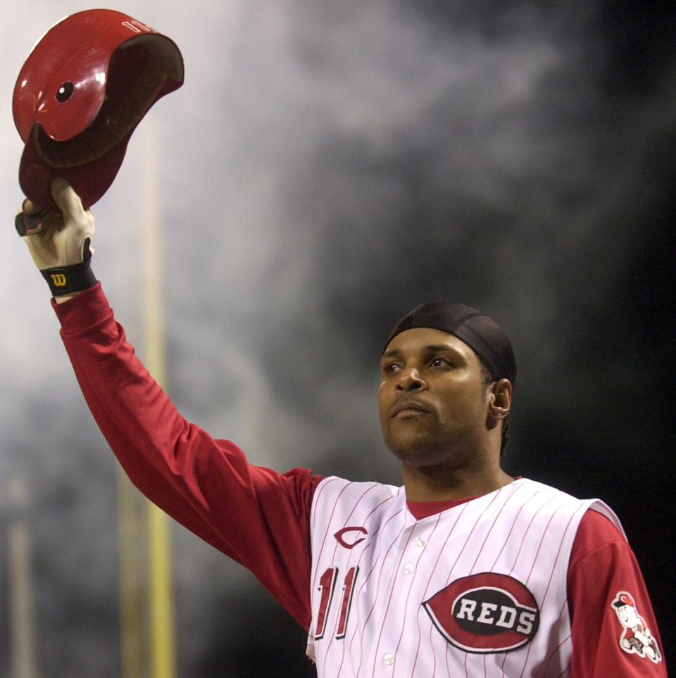 ARCHIVO - En esta foto de archivo del 28 de julio de 2004, Barry Larkin, de los Rojos de Cincinnati, se quita la gorra para agradecer las ovaciones luego de conectar un grand slam ante los Cardenales de San Luis (AP Foto/David Kohl, archivo)