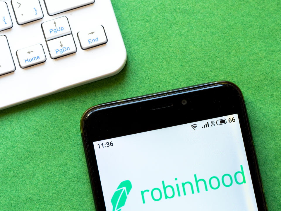 UKRAINE - 2020/05/02: In this photo illustration a Robinhood logo seen displayed on a smartphone. (Photo Illustration by Igor Golovniov/SOPA Images/LightRocket via Getty Images)