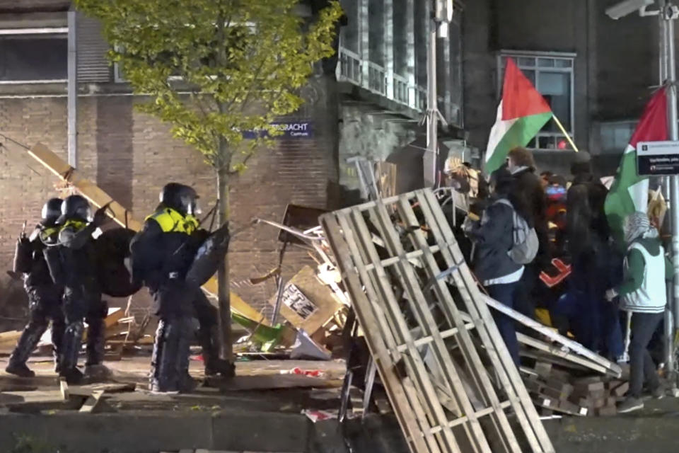 荷蘭鎮暴警察與阿姆斯特丹大學示威人士爆發衝突。（美聯社）