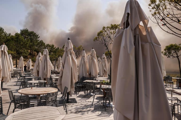 Humo del incendio forestal en La Teste-de-Buch, visto desde el hotel de 5 estrellas La Corniche, frente a la duna de Pilat, Pyla sur Mer, el 18 de julio de 2022