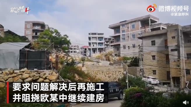 歐男欲在原有土地上建蓋新房，卻遭鄰居阻饒，導致他與老母親只能住殘破不堪的遮雨棚。（圖／翻攝自《緊急呼叫》）