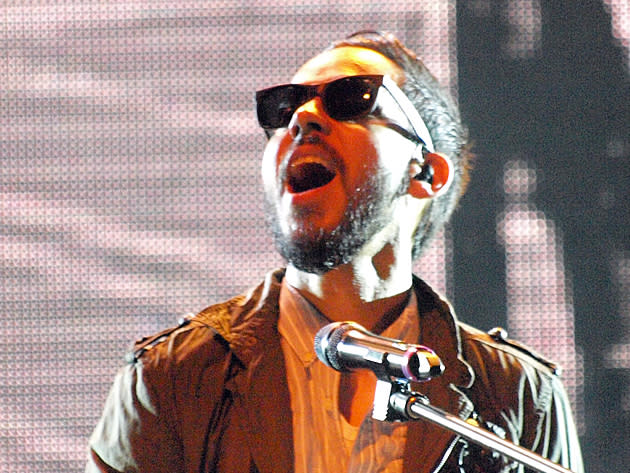 The multi-talented Mike Shinoda raps while playing the keyboard. (Yahoo! photo/Henry Lim)