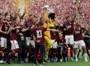 Los jugadores de Flamengo levantan la Copa Libertadores tras ganar la final a River Plate de Argentina.
