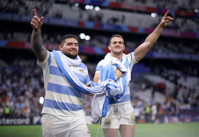 Joel Sclavi, autor del primer try de los Pumas, y Emiliano Boffelli, la figura, festejan envueltos en una bandera argentina tras el 29-17 a Gales en el Mundial de Francia.