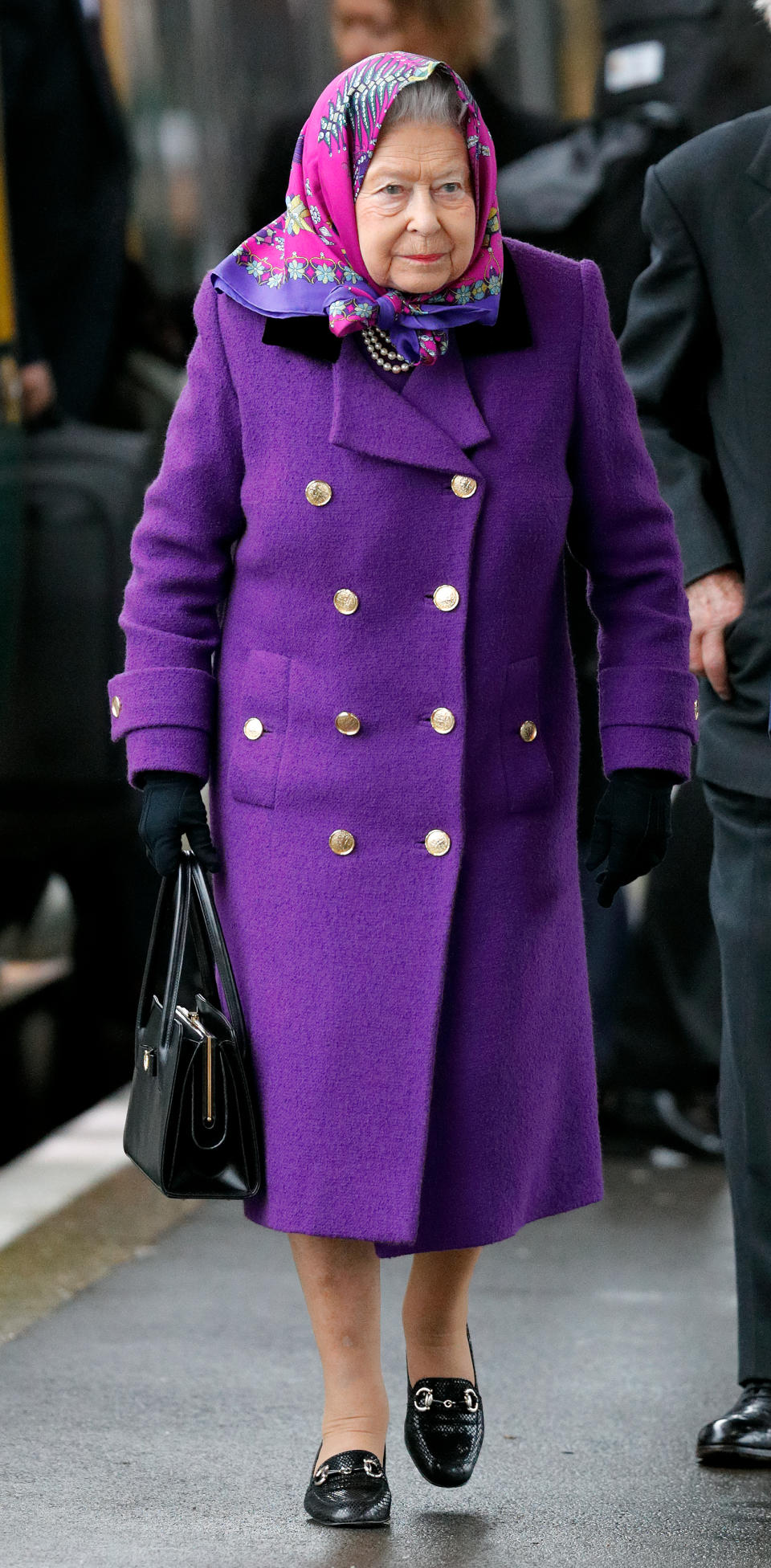 <p>La reina Isabel, quien en febrero próximo cumplirá 92 años, fue captada en la estación de trenes de King’s Lynn, con un look muy elegante, por cuenta de esta fina gabardina en color violeta/Getty Images </p>