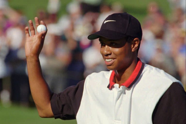 Justo hace 25 años: el 6 de octubre de 1996, Tiger Woods reacciona ante la multitud en el green 18 en TPC en Summerlin después de imponerse en el torneo Las Vegas Invitational en Las Vegas