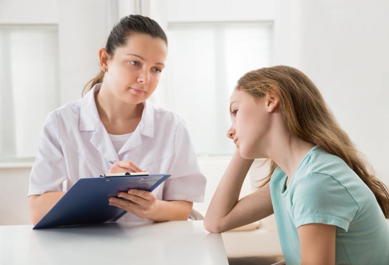   <span class="attribution"><a class="link " href="https://www.shutterstock.com/es/image-photo/female-doctor-comforting-depressed-patient-sitting-304156559" rel="nofollow noopener" target="_blank" data-ylk="slk:Shutterstock / Andrey_Popov;elm:context_link;itc:0;sec:content-canvas">Shutterstock / Andrey_Popov</a></span>