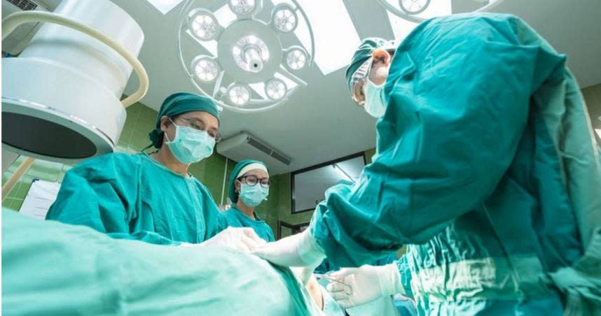 墨西哥一間醫院發生停電意外，但執刀醫師持續剖腹產，竟不慎切割到嬰兒左耳。（示意圖／canva）