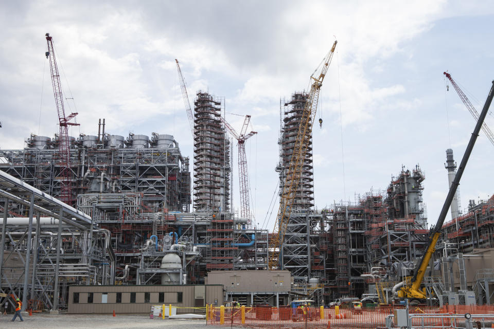 Equipo de captura de carbono en una central eléctrica cerca de Houston, con carbón apilado al fondo, el 12 de diciembre de 2016.(Michael Stravato/The New York Times)