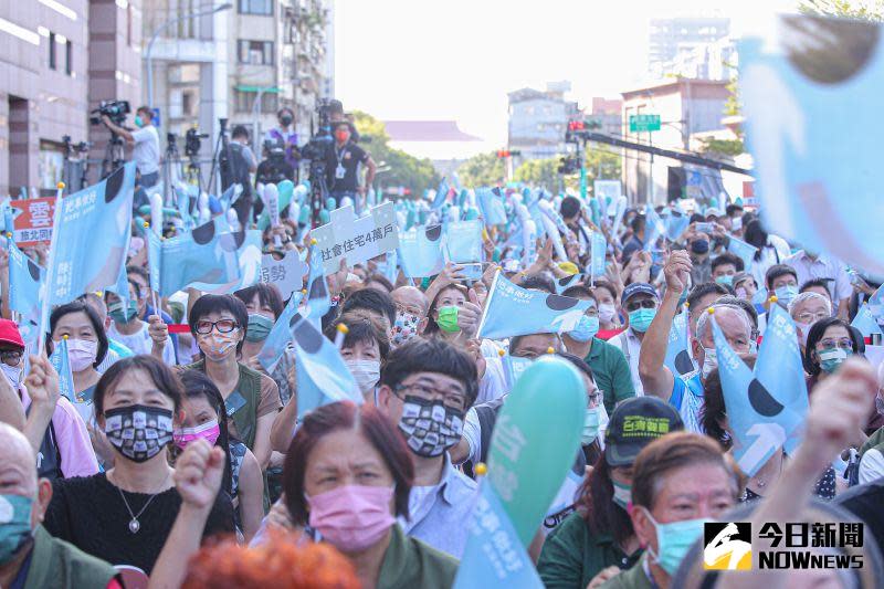 ▲陳時中競選總部今日成立，活動甫開始，現場支持者極熱情吶喊，旗海飄揚。（圖／記者葉政勳攝，2022.10.01）