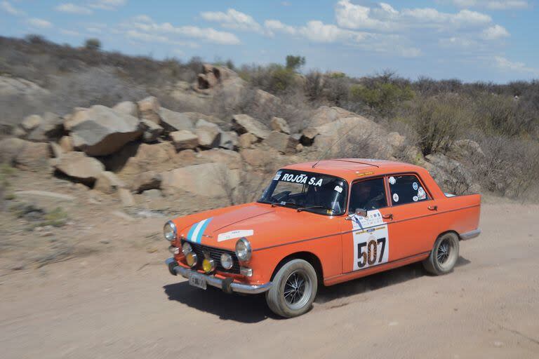 En acción, Edgardo Vergagni y Víctor Sorrentino, ganadores con Peugeot 504 del Gran Premio Argentino Histórico de 2023; son buenos los representantes de Monte Grande: se impusieron también en 2019 y resultaron segundos en 2022.