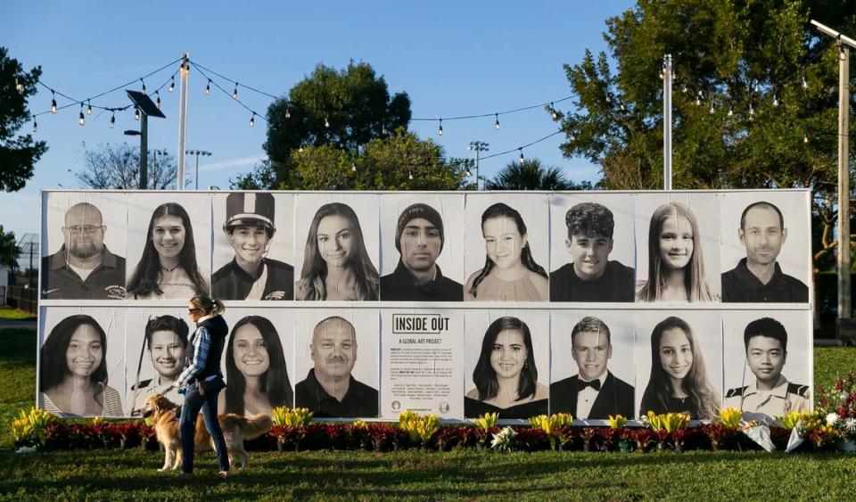 Ali Dangelo y su perro de servicio, Strudel, asisten a un acto comunitario de conmemoración de las víctimas de la Secundaria Marjory Stoneman Douglas en el Pine Trails Park, en Parkland, Florida, el lunes 14 de febrero de 2022. El acto se celebró en el cuarto aniversario del tiroteo y contó con la presencia de perros terapeutas, un muro de la memoria con fotos de las víctimas, una zona para escribir mensajes, una breve ceremonia conmemorativa, un video en homenaje a las víctimas y un círculo de tambores.