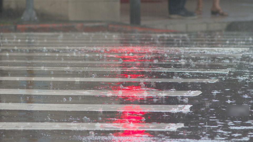 受到颱風外圍環流及東北季風影響，17日嚴防豪大雨。（鏡新聞）