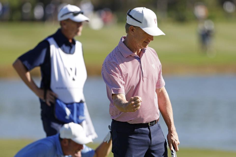 10 de diciembre de 2023;  Bradenton, Florida, Estados Unidos;  David Toms del equipo USAÕs reacciona ante un putt de águila en el octavo hoyo en el Concession Golf Club.  Crédito obligatorio: Jeff Swinger-USA TODAY Sports