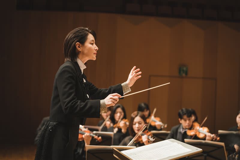 韓劇《大指揮家：弦上的真相》李英愛化身韓劇史上首位女性指揮家。（圖／Disney+提供）