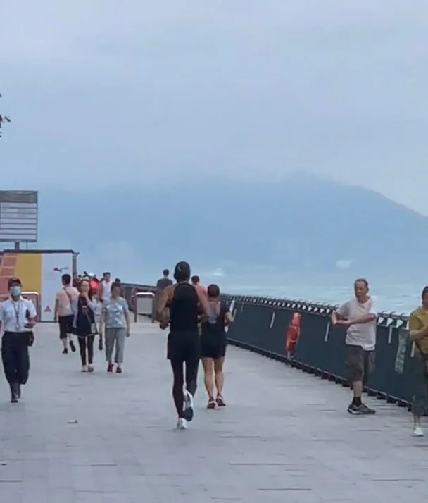 周潤發黑雨後即落街跑步。