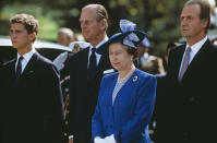 El entonces príncipe de Asturias y el rey Juan Carlos I recibieron en 1988 a la reina Isabel II y a Felipe de Edimburgo. (Foto: Georges De Keerle / Getty Images)