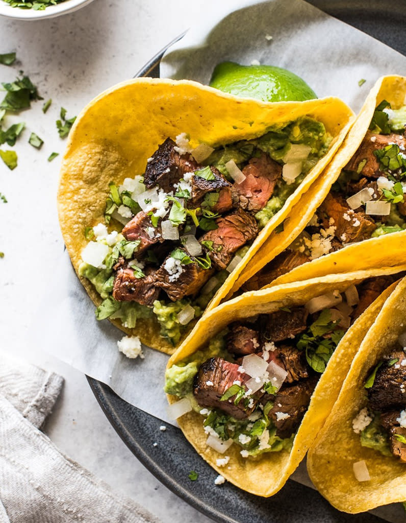 <p>On fond pour ces tacos au bœuf mariné aux jalapenos, citron, oranges et épices. </p><p>Découvrir la recette <a href="https://www.isabeleats.com/carne-asada-tacos/" rel="nofollow noopener" target="_blank" data-ylk="slk:ici;elm:context_link;itc:0;sec:content-canvas" class="link ">ici</a></p><br><br><a href="https://www.elle.fr/Elle-a-Table/Les-dossiers-de-la-redaction/Dossier-de-la-redac/Recettes-tacos#xtor=AL-541" rel="nofollow noopener" target="_blank" data-ylk="slk:Voir la suite des photos sur ELLE.fr;elm:context_link;itc:0;sec:content-canvas" class="link ">Voir la suite des photos sur ELLE.fr</a><br><h3> A lire aussi </h3><ul><li><a href="https://www.elle.fr/Elle-a-Table/Les-dossiers-de-la-redaction/Dossier-de-la-redac/Bagels-maison#xtor=AL-541" rel="nofollow noopener" target="_blank" data-ylk="slk:Comment faire des bagels maison ?;elm:context_link;itc:0;sec:content-canvas" class="link ">Comment faire des bagels maison ?</a></li><li><a href="https://www.elle.fr/Elle-a-Table/Les-dossiers-de-la-redaction/Dossier-de-la-redac/Poke-bowl#xtor=AL-541" rel="nofollow noopener" target="_blank" data-ylk="slk:Comment faire un poke bowl ?;elm:context_link;itc:0;sec:content-canvas" class="link ">Comment faire un poke bowl ?</a></li><li><a href="https://www.elle.fr/Elle-a-Table/Les-dossiers-de-la-redaction/Dossier-de-la-redac/Rouleau-de-printemps-vegetarien#xtor=AL-541" rel="nofollow noopener" target="_blank" data-ylk="slk:Les plus belles recettes de rouleaux de printemps végétariens pour accueillir la nouvelle saison;elm:context_link;itc:0;sec:content-canvas" class="link ">Les plus belles recettes de rouleaux de printemps végétariens pour accueillir la nouvelle saison</a></li><li><a href="https://www.elle.fr/Elle-a-Table/Les-dossiers-de-la-redaction/News-de-la-redaction/Portrait-cheffe-Clarisse-Jolicoeur-3897034#xtor=AL-541" rel="nofollow noopener" target="_blank" data-ylk="slk:Clarisse Jolicœur, une cheffe mexicaine dans la médina de Marrakech;elm:context_link;itc:0;sec:content-canvas" class="link ">Clarisse Jolicœur, une cheffe mexicaine dans la médina de Marrakech </a></li><li><a href="https://www.elle.fr/Astro/Horoscope/Quotidien#xtor=AL-541" rel="nofollow noopener" target="_blank" data-ylk="slk:Consultez votre horoscope sur ELLE;elm:context_link;itc:0;sec:content-canvas" class="link ">Consultez votre horoscope sur ELLE</a></li></ul>