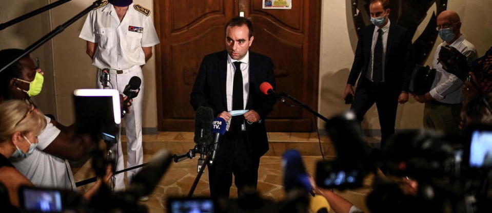 Sébastien Lecornu, ministre des Outre-mers, face à la presse à Baie-Mahault en Guadeloupe.
