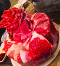 <p>Wer es ganz romantisch mag, formt aus einem Stück rohem Fleisch eine Rose, die er dann auf die deftige Fleischtorte drapiert. Da schmilzt das Gegenüber ganz sicher dahin – vorausgesetzt, er oder sie ist kein Vegetarier! (Bild: Yahoo UK via Instagram) </p>