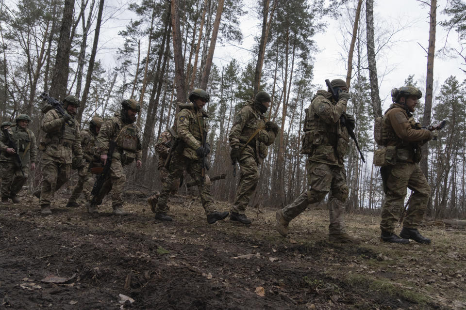 Ukrainische Soldaten nehmen an einer militärischen Übung teil. (Bild: Efrem Lukatsky/AP)