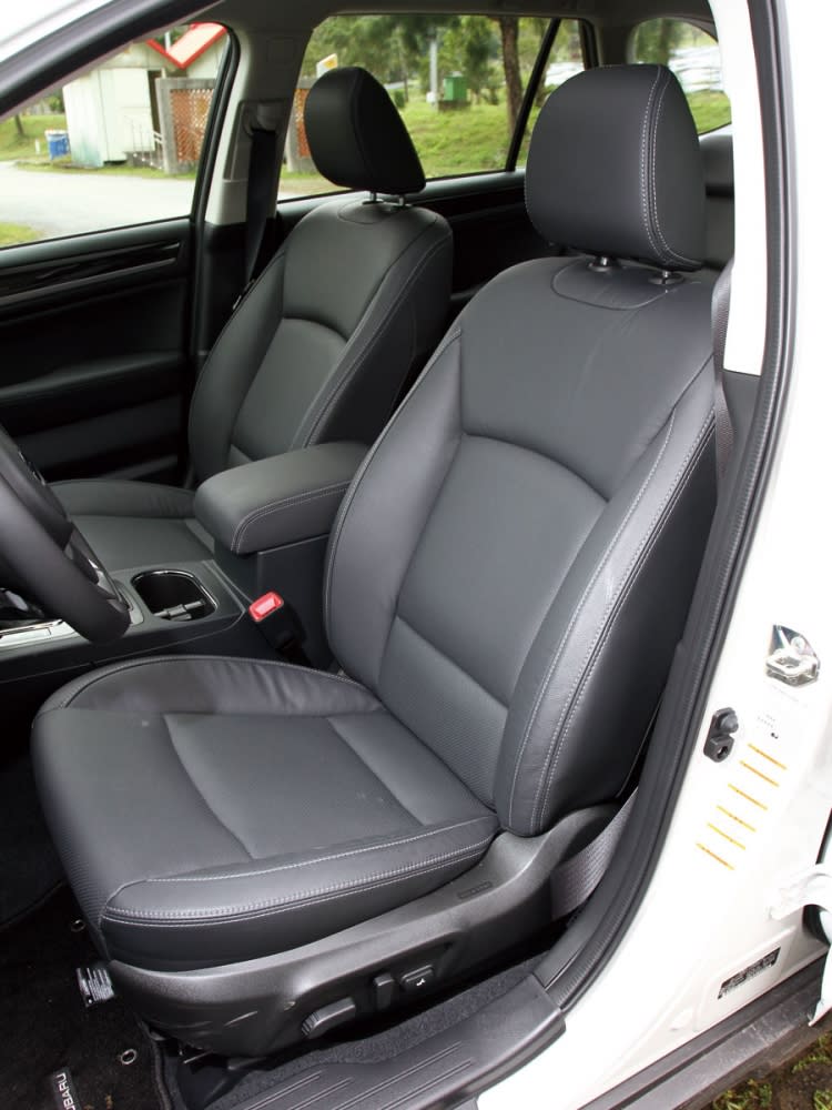 雙前座椅除了採用真皮包覆外，乘坐舒適性具有極佳感受，並擁有內艙各為一致的整體性。