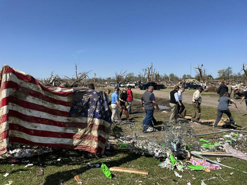 密西西比州小鎮羅靈福克受創嚴重，滿地瘡痍。（翻攝自@tatereeves Twitter）