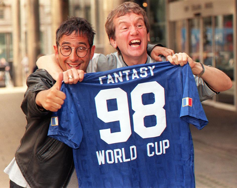 Frank Skinner (right) and David Baddiel at The Sports Cafe in Piccadilly, London in 1998. (PA Images via Getty Images)