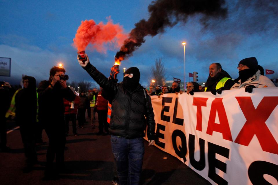 <p>La cabeza de la manifestación que los taxistas madrileños celebraron el 23 de enero a primera hora de la mañana. (Foto: Eduardo Oyana / EFE). </p>