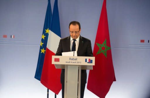 Photo Par Bertrand Langlois - Le président français François Hollande a salué jeudi à Rabat les "pas décisifs" accomplis par le Maroc vers la démocratie, même si des "attentes" demeurent, au second jour d'une visite effectuée sous la pression croissante du scandale de la mise en examen de l'ex-ministre Cahuzac