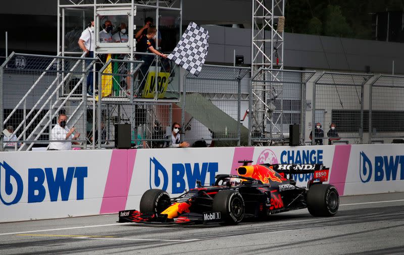 Foto del domingo del piloto de Red Bull Max Verstappen cruzando la meta para ganar el Gran Premio de Estiria de la F1