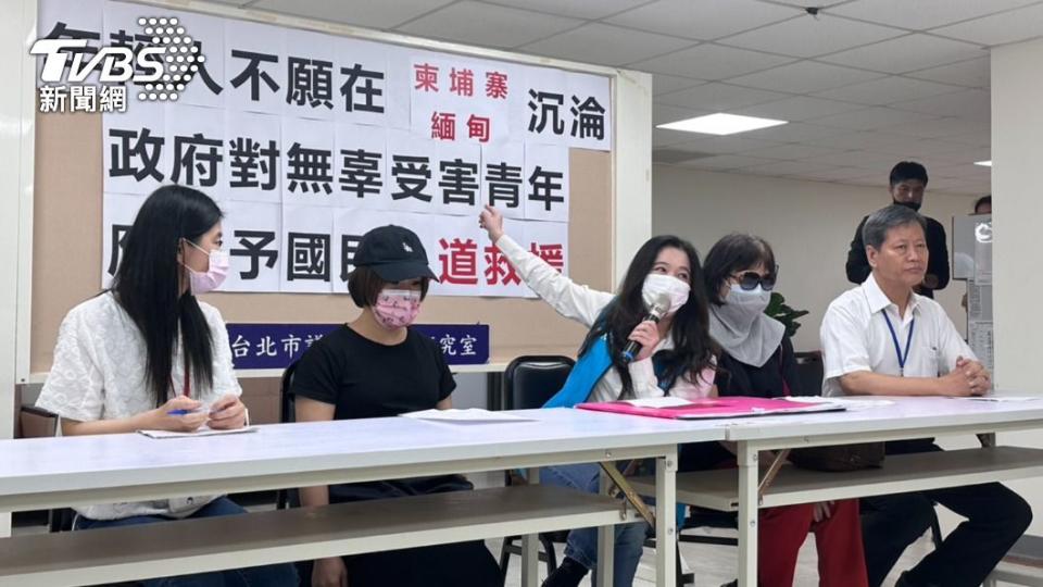 國民黨北市議員應曉薇今（29）日陪同一名受害者與家屬出面舉行記者會。（圖／林至柔攝）