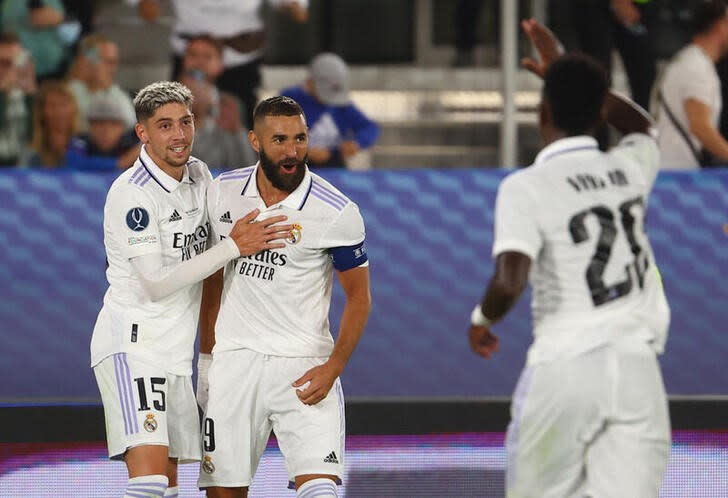 Foto del miércoles del delantero del Real Madrid Karim Benzema celebrando con Federico Valverde tras marcar en la final de la Supercopa de Europa