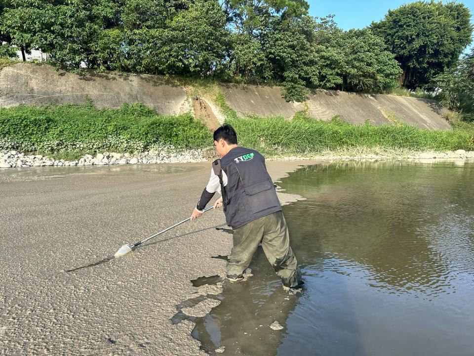 新屋有砂石場將廢水及污泥偷排至社子溪，污染水質。稽查人員涉水採樣。圖片來源：環境管理署北區環境管理中心 提供