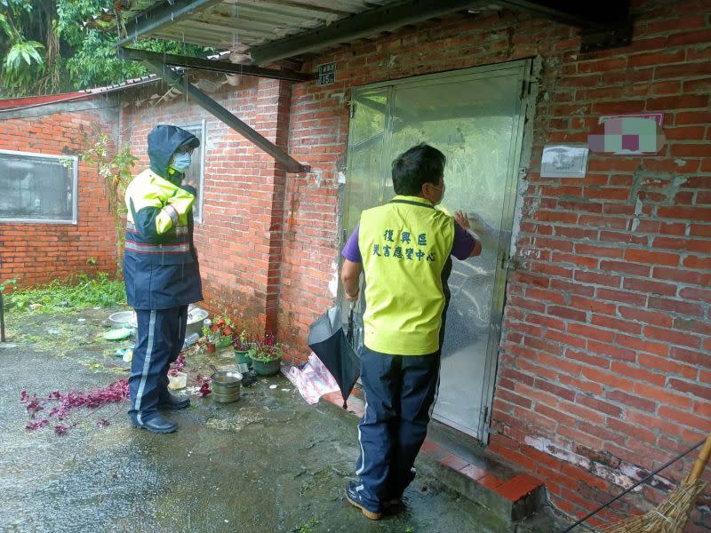 ▲大溪警方動員與區公所人員、里長挨家挨戶說明安置情況，目前已有79人暫時離開住處，避免颱風影響安全。（圖／大溪分局提供）