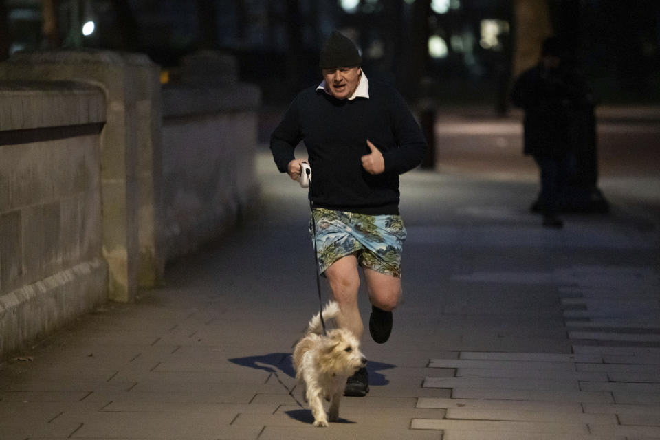 El primer ministro británico Boris Johnson corre con su perro por el centro de Londres en la mañana del 24 de enero del 2022. Brexit fue su gran legado, junto con un estilo caótico y bufonesco. (Aaron Chown/PA vía AP, File)