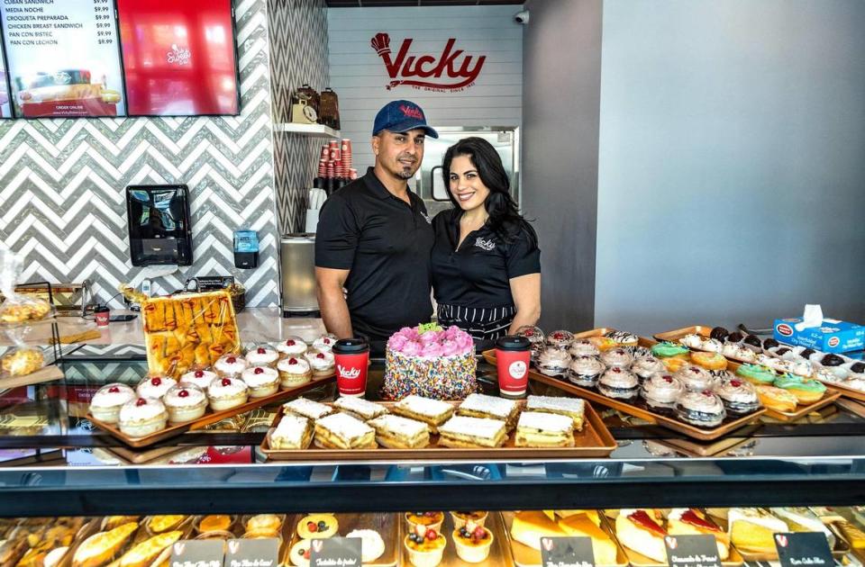 Lisy Zambrana y Relvis Díaz son los propietarios de la nueva franquicia de Vicky Bakery, en 8290 Bird Rd, la dulcería número 21 del negocio que inició la familia Cao en Hialeah en 1972.