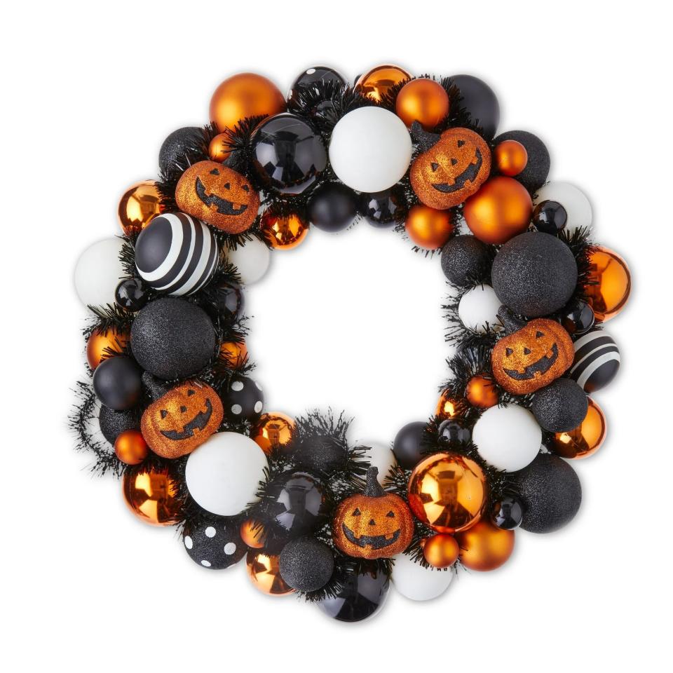 black and orange wreath with pumpkin bulbs