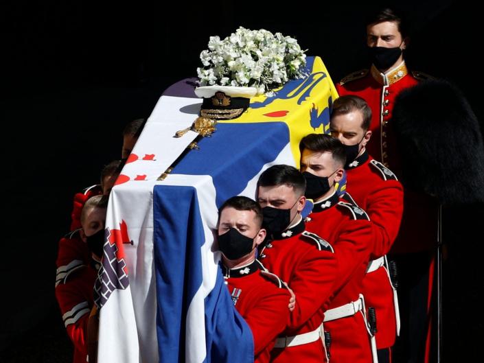 تابوت شاهزاده فیلیپ بریتانیا، دوک ادینبورگ، قبل از مراسم تشییع جنازه به کلیسای سنت جورج در قلعه ویندزور، روی یک لندروور دیفندر اصلاح شده گذاشته می شود.