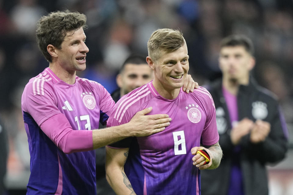 Los alemanes Thomas Muller (izquierda) y Toni Kroos tras el partido amistoso contra Holanda, el martes 26 de marzo de 2024, en Fráncfort. (AP Foto/Martin Meissner)