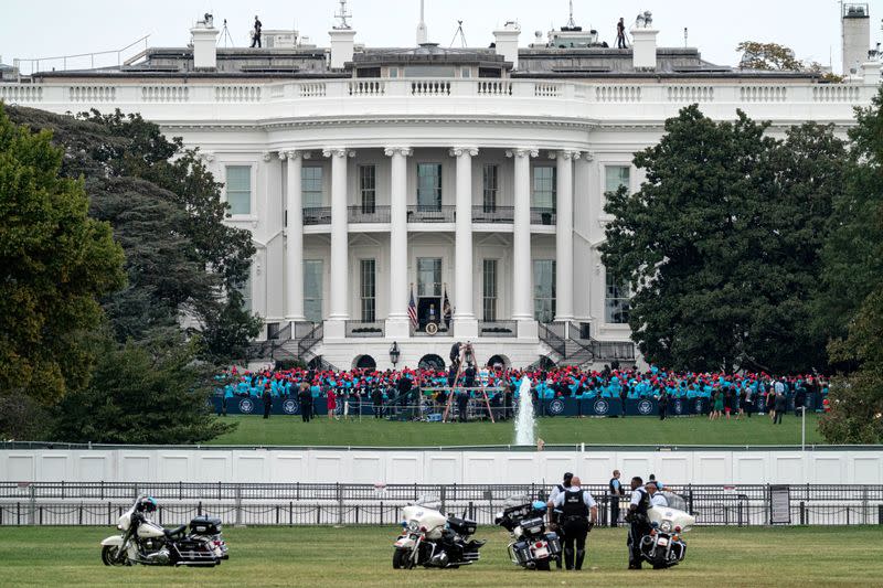 El presidente de Estados Unidos, Donald Trump, de pie en un balcón de la Casa Blanca hablando con los partidarios reunidos en el Jardín Sur para un mitin de campaña en Washington